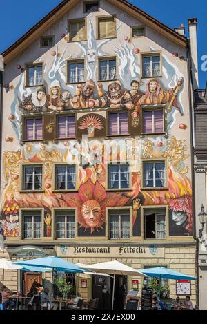 Murale di fate sul muro di una casa medievale, Lucerna, Svizzera, 16 agosto 2022 Foto Stock