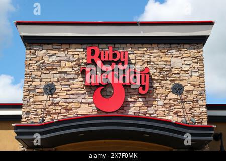 Bloomsburg, Stati Uniti. 19 maggio 2024. Il logo del Ruby Tuesday si trova sopra l'entrata dell'informale ristorante. Credito: SOPA Images Limited/Alamy Live News Foto Stock