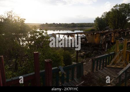 Charkiv, Ucraina. 19 maggio 2024. Le forze dell'ordine lavorano nel sito di un attacco missilistico russo dopo aver attaccato il centro ricreativo della famiglia Berig a Cherkasska Lozova, regione di Charkiv, Ucraina, il 19 maggio 2024. L'incidente ha causato la morte di sei persone e altri 15 feriti. Tra i morti c'è una donna incinta di sette mesi. Foto di Yevhen Titov/ABACAPRESS. COM credito: Abaca Press/Alamy Live News Foto Stock