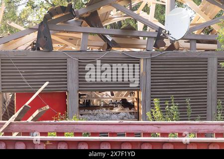 Charkiv, Ucraina. 19 maggio 2024. Le forze dell'ordine lavorano nel sito di un attacco missilistico russo dopo aver attaccato il centro ricreativo della famiglia Berig a Cherkasska Lozova, regione di Charkiv, Ucraina, il 19 maggio 2024. L'incidente ha causato la morte di sei persone e altri 15 feriti. Tra i morti c'è una donna incinta di sette mesi. Foto di Yevhen Titov/ABACAPRESS. COM credito: Abaca Press/Alamy Live News Foto Stock