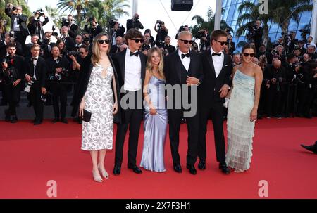 Cannes, Francia. 19 maggio 2024. Annie Costner, Cayden Wyatt Costner, Kevin Costner, Grace Avery Costner, Hayes Logan Costner, Lily Costner partecipa al Red Carpet "Horizon: an American Saga" al 77° Festival annuale di Cannes al Palais des Festivals il 19 maggio 2024 a Cannes, in Francia. Foto: DGP/imageSPACE credito: Imagespace/Alamy Live News Foto Stock