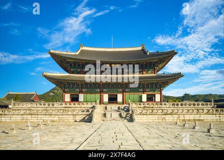 Geunjeongjeon, sala del trono principale di Gyeongbokgung a seoul, corea del Sud. Traduzione: Geunjeongjeon Foto Stock