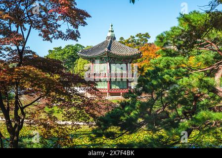 Il Padiglione Hyangwonjeong si trova nel palazzo Gyeongbokgung a Seoul, Corea del Sud Foto Stock