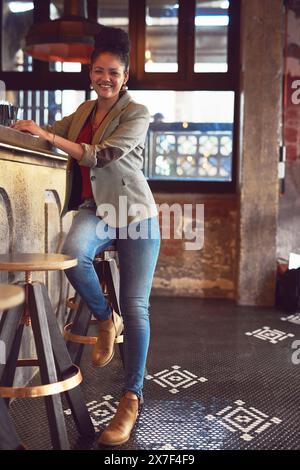 Rilassati, donna o cliente in ritratto nell'ordine del bar, acquista e fai il check-out al bancone con un sorriso. Caffetteria, cliente femminile e soddisfazione di Foto Stock