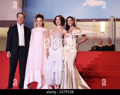 Cannes, Francia. 19 maggio 2024. L'attore statunitense Dennis Quaid, la regista francese Coralie Fargeat, l'attrice statunitense Margaret Qualley e l'attrice statunitense Demi Moore (da L a R) arrivano per la proiezione del film "The Substance" alla 77a edizione del Festival di Cannes a Cannes, Francia meridionale, il 19 maggio 2024. Crediti: Gao Jing/Xinhua/Alamy Live News Foto Stock