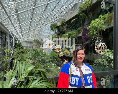 Inaugurata nel 1984 , molte delle piante originali sono state propagate al West Ham Park Nursery . Il Conservatory ospita un vibrante mix di pesci, terrapine e oltre 1.500 specie di piante e alberi. Foto Stock