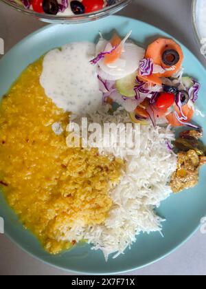 daal chawal o riso bollito con fagioli e insalata Foto Stock