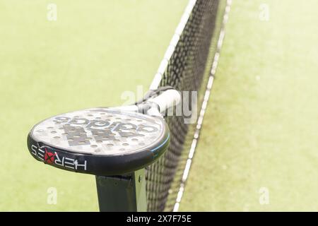 Ucraina Kiev, 02 aprile 2024. Racchetta e palla da paddle tennis Foto Stock