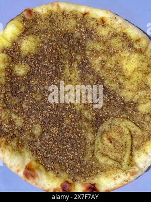 Il pane Za'atar è conosciuto in Medio Oriente come manaa'eesh. L'impasto fatto in casa è ricoperto da Za'atar, un composto di spezie composto da semi di sesamo, origano Foto Stock