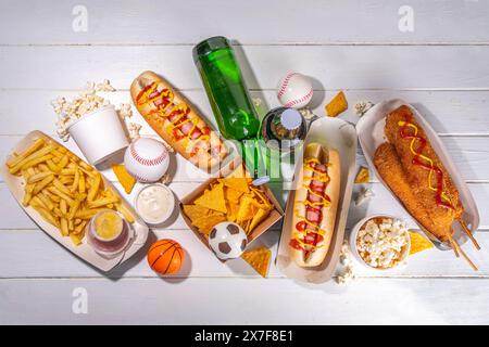 Piatti tradizionali dello stadio e birra di sottofondo, set di vari tipi di baseball, pallacanestro, tifosi di football e spuntini dello stadio, patatine, salse, hot dog, wi-fi Foto Stock
