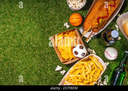 Piatti tradizionali dello stadio e birra di sottofondo, set di vari tipi di baseball, pallacanestro, tifosi di football e spuntini dello stadio, patatine, salse, hot dog, wi-fi Foto Stock