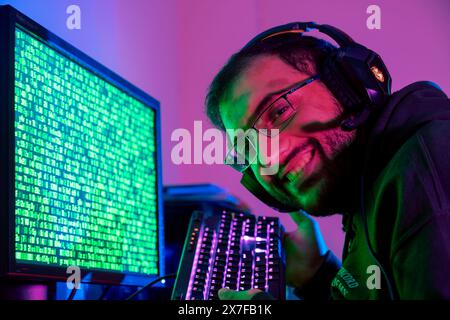 Un uomo sorridente e felice si imbatte nei conti delle persone e delle aziende e ottiene le loro informazioni Foto Stock