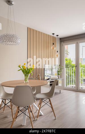 Sala da pranzo luminosa e ariosa con arredamento elegante e abbondante luce naturale Foto Stock