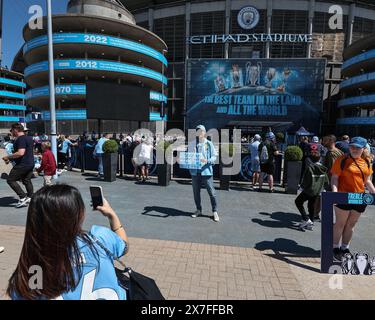 Un tifoso di Man City ha un selfie che tiene in mano un poster fatto in casa che dice che viaggia per 17006 KM da Sydney a Manchester durante la partita di Premier League Manchester City vs West Ham United all’Etihad Stadium di Manchester, Regno Unito, 19 maggio 2024 (foto di Mark Cosgrove/News Images) a Manchester, Regno Unito il 19/5/2024. (Foto di Mark Cosgrove/News Images/Sipa USA) Foto Stock