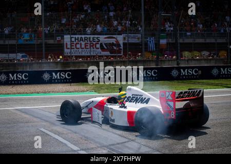 Imola, Italia. 19 maggio 2024. Sebastian Vettel (DEU) guida la McLaren MP4-8 in omaggio al 30° anniversario del fatale incidente di Ayrton Senna, Gran Premio di F1 dell'Emilia-Romagna all'autodromo Internazionale Enzo e Dino Ferrari il 19 maggio 2024 a Imola, Italia. (Foto di HOCH ZWEI) credito: dpa/Alamy Live News Foto Stock