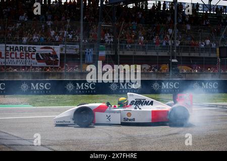 Imola, Italia. 19 maggio 2024. Sebastian Vettel (DEU) guida la McLaren MP4-8 in omaggio al 30° anniversario del fatale incidente di Ayrton Senna, Gran Premio di F1 dell'Emilia-Romagna all'autodromo Internazionale Enzo e Dino Ferrari il 19 maggio 2024 a Imola, Italia. (Foto di HOCH ZWEI) credito: dpa/Alamy Live News Foto Stock