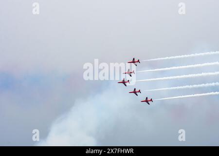 Palio Faliro, Grecia - 18 maggio 2024.RAF squadra acrobatica bbiancastra le frecce rosse si esibiscono al Palio Faliro, Grecia Foto Stock