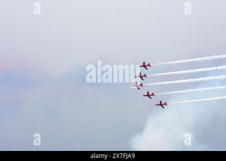 Palio Faliro, Grecia - 18 maggio 2024.RAF squadra acrobatica bbiancastra le frecce rosse si esibiscono al Palio Faliro, Grecia Foto Stock