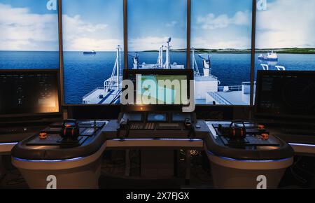 San Pietroburgo, Russia - 23 giugno 2023: Moderno pannello di controllo della nave. L'equipaggiamento del ponte del capitano come parte del sistema di simulazione della navigazione marina Foto Stock