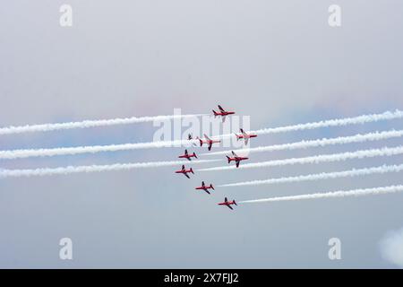 Palio Faliro, Grecia - 18 maggio 2024.RAF squadra acrobatica bbiancastra le frecce rosse si esibiscono al Palio Faliro, Grecia Foto Stock