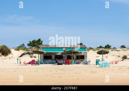 Bistrot sulla spiaggia di Monte Gordo, Algarve orientale, Algarve, Portogallo, Europa Foto Stock