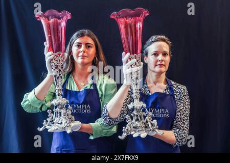 Olympia Auctions Londra 20 maggio 2024 A Pair of Victorian Electroplate Vase stands with Cranberry glass liner, probably Pryor Tyzack and Co, Sheffield, C 1860 Est £ 300-500. Data asta 23-maggio 2024,25 Blythe Road. Crediti: Paul Quezada-Neiman/Alamy Live News Foto Stock