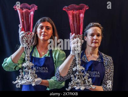 Olympia Auctions Londra 20 maggio 2024 A Pair of Victorian Electroplate Vase stands with Cranberry glass liner, probably Pryor Tyzack and Co, Sheffield, C 1860 Est £ 300-500. Data asta 23-maggio 2024,25 Blythe Road. Crediti: Paul Quezada-Neiman/Alamy Live News Foto Stock