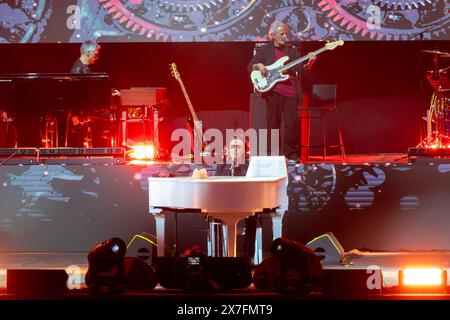 Verona, Italia. 19 maggio 2024. Antonello Venditti, pseudonimo di Antonio Venditti, si esibisce sul palco dell'Arena di Verona per la sua prima esibizione dal vivo del suo nuovo tour ''notte prima degli esami - 1984-2024 40th Anniversary'' il 19 maggio 2024 a Verona. (Foto di Roberto Tommasini/NurPhoto) credito: NurPhoto SRL/Alamy Live News Foto Stock