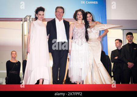 Cannes, Francia. 19 maggio 2024. Dennis Quaid, la regista francese Coralie Fargeat, l'attrice statunitense Margaret Qualley e l'attrice statunitense Demi Moore partecipano al Red Carpet "Horizon: An American Saga" al 77° Festival annuale di Cannes al Palais des Festivals il 19 maggio 2024 a Cannes, in Francia. (Foto di Daniele Cifala/NurPhoto) credito: NurPhoto SRL/Alamy Live News Foto Stock