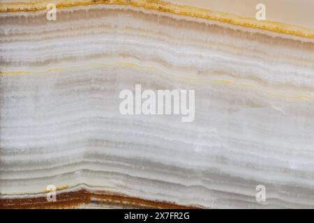 La texture di un primo piano in pietra semi-preziosa a strati. Sfondo naturale astratto Foto Stock