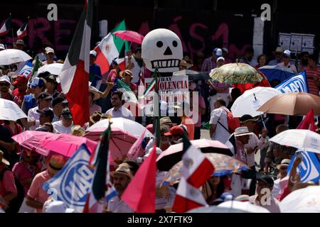 Città del Messico, Messico. 19 maggio 2024. Simpatizantes a la marea Rosa y a la candidata presidencial de la coalicion Fuerza y Corazon por Mexico, Xochitl Galvez en un mitin de campaÃ±a en el Zocalo en la Ciudad de Mexico. (Credit Image: © Luis Barron/eyepix via ZUMA Press Wire) SOLO PER USO EDITORIALE! Non per USO commerciale! Foto Stock