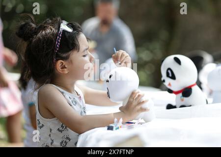 Città del Messico, Messico. 19 maggio 2024. Un bambino dipinge un giocattolo di panda ripieno durante un salone culturale a città del Messico, Messico, il 19 maggio 2024. Crediti: Francisco Canedo/Xinhua/Alamy Live News Foto Stock