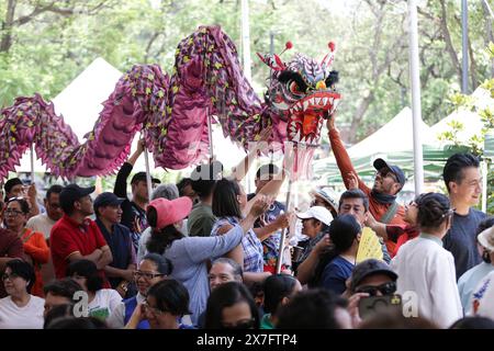 Città del Messico, Messico. 19 maggio 2024. Gli artisti eseguono la danza del drago durante un salone culturale a città del Messico, Messico, il 19 maggio 2024. Crediti: Francisco Canedo/Xinhua/Alamy Live News Foto Stock