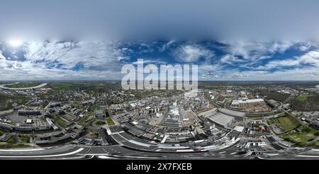 immagine panoramica della sfera a 360 gradi di un drone dall'alto verso il basso su una fabbrica di produzione chimica. Ciminiere, prodotti chimici e beni di consumo Foto Stock