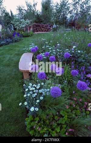 Londra, Regno Unito. 20 maggio 2024. Giorno di apertura al 2024 Royal Horticultural Society Chelsea Flower Show - uno dei giardini in mostra: Il 60° anniversario della RHS Britain in Bloom: The Friendship Garden. Il Friendship Garden segna la RHS Britain nel 60th Anniversary di Bloom, celebrando il giardinaggio comunitario. In oltre sei decenni, Bloom ha trasformato villaggi, città e città, creando spazi verdi comuni e sostenendo la fauna selvatica. Il giardino dispone di una "panca dell'amicizia" per socializzare, piante native britanniche, compost senza torba e sostanze chimiche minime. Fiori selvatici e alveari stimolano la biodiversità. Credi Foto Stock