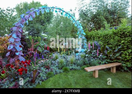 Londra, Regno Unito. 20 maggio 2024. Giorno di apertura al 2024 Royal Horticultural Society Chelsea Flower Show - uno dei giardini in mostra: Il 60° anniversario della RHS Britain in Bloom: The Friendship Garden. Il Friendship Garden segna la RHS Britain nel 60th Anniversary di Bloom, celebrando il giardinaggio comunitario. In oltre sei decenni, Bloom ha trasformato villaggi, città e città, creando spazi verdi comuni e sostenendo la fauna selvatica. Il giardino dispone di una "panca dell'amicizia" per socializzare, piante native britanniche, compost senza torba e sostanze chimiche minime. Fiori selvatici e alveari stimolano la biodiversità. Credi Foto Stock