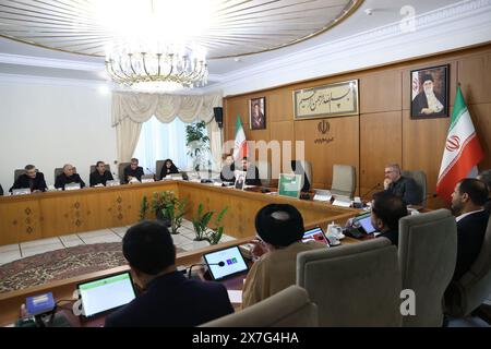 IMMAGINI: Teheran, Iran. 20 maggio 2024. Il primo vicepresidente iraniano MOHAMMAD MOKHBER (C-L) interviene durante una riunione straordinaria del Consiglio di amministrazione a Teheran. Il presidente Raisi, il ministro degli Esteri Amir-Abdollahian e molti altri sono rimasti uccisi in un incidente in elicottero nella zona montuosa di Varzaghan il 19 maggio, durante il loro ritorno a Teheran, dopo una cerimonia di inaugurazione della diga congiunta Iran-Azerbaigian di Qiz-Qalasi sul fiume Aras. Crediti: ZUMA Press, Inc./Alamy Live News Foto Stock