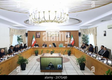 IMMAGINI: Teheran, Iran. 20 maggio 2024. Il primo vicepresidente iraniano MOHAMMAD MOKHBER (C-L) interviene durante una riunione straordinaria del Consiglio di amministrazione a Teheran. Il presidente Raisi, il ministro degli Esteri Amir-Abdollahian e molti altri sono rimasti uccisi in un incidente in elicottero nella zona montuosa di Varzaghan il 19 maggio, durante il loro ritorno a Teheran, dopo una cerimonia di inaugurazione della diga congiunta Iran-Azerbaigian di Qiz-Qalasi sul fiume Aras. Crediti: ZUMA Press, Inc./Alamy Live News Foto Stock