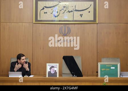 IMMAGINI: Teheran, Iran. 20 maggio 2024. Il primo vicepresidente iraniano MOHAMMAD MOKHBER (L) interviene durante una riunione straordinaria del Consiglio di amministrazione del governo a Teheran. Il presidente Raisi, il ministro degli Esteri Amir-Abdollahian e molti altri sono rimasti uccisi in un incidente in elicottero nella zona montuosa di Varzaghan il 19 maggio, durante il loro ritorno a Teheran, dopo una cerimonia di inaugurazione della diga congiunta Iran-Azerbaigian di Qiz-Qalasi sul fiume Aras. Crediti: ZUMA Press, Inc./Alamy Live News Foto Stock