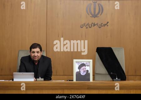 IMMAGINI: Teheran, Iran. 20 maggio 2024. Il primo vicepresidente iraniano MOHAMMAD MOKHBER (L) interviene durante una riunione straordinaria del Consiglio di amministrazione del governo a Teheran. Il presidente Raisi, il ministro degli Esteri Amir-Abdollahian e molti altri sono rimasti uccisi in un incidente in elicottero nella zona montuosa di Varzaghan il 19 maggio, durante il loro ritorno a Teheran, dopo una cerimonia di inaugurazione della diga congiunta Iran-Azerbaigian di Qiz-Qalasi sul fiume Aras. Crediti: ZUMA Press, Inc./Alamy Live News Foto Stock