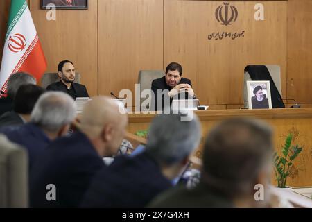 IMMAGINI: Teheran, Iran. 20 maggio 2024. Il primo vicepresidente iraniano MOHAMMAD MOKHBER (C) interviene durante una riunione straordinaria del Consiglio di amministrazione del governo a Teheran. Il presidente Raisi, il ministro degli Esteri Amir-Abdollahian e molti altri sono rimasti uccisi in un incidente in elicottero nella zona montuosa di Varzaghan il 19 maggio, durante il loro ritorno a Teheran, dopo una cerimonia di inaugurazione della diga congiunta Iran-Azerbaigian di Qiz-Qalasi sul fiume Aras. Crediti: ZUMA Press, Inc./Alamy Live News Foto Stock