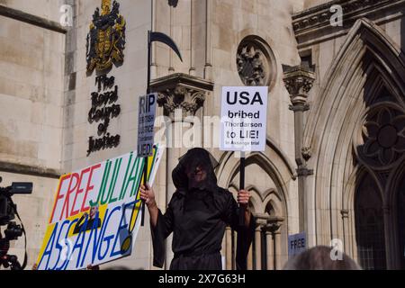 Londra, Regno Unito. 20 maggio 2024. I sostenitori si riuniscono fuori dall'alta Corte prima della decisione di estradizione di Julian Assange. Crediti: Vuk Valcic/Alamy Live News Foto Stock