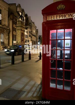 Londra, Regno Unito. 18 aprile 2024. Un'auto passa davanti a una cabina telefonica rossa. Crediti: Benedikt von Imhoff/dpa/Alamy Live News Foto Stock