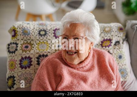 Ritratto di una donna anziana a casa, che ha un momento di relax. Foto Stock