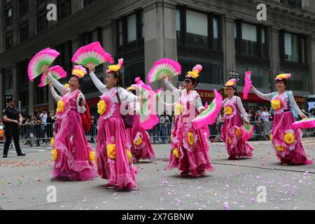 (240520) --NEW YORK, 20 maggio 2024 (Xinhua) -- le persone partecipano alla 3a AAPI (Asian Americans and Pacific Islanders) Cultural and Heritage Parade a New York City, negli Stati Uniti, il 19 maggio 2024. I newyorkesi, provenienti da varie etnie, hanno celebrato la domenica la cultura asiatica e del Pacifico nella terza Parata culturale e culturale degli asiatici americani e delle Isole del Pacifico (AAPI) a Midtown Manhattan. Sotto il tema "l'unità è la Fondazione della Pace", centinaia di partecipanti provenienti da oltre 70 organizzazioni hanno mostrato le loro attrazioni culturali uniche sulla Sixth Avenue, una delle principali arterie di Manha Foto Stock