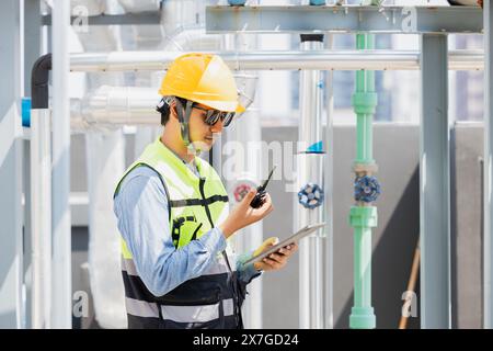 ingegnere che controlla il sistema di irrigazione del tubo del gas, il team di assistenza professionale del lavoratore che lavora con il sistema caldaia della pompa di controllo della valvola del tubo Foto Stock