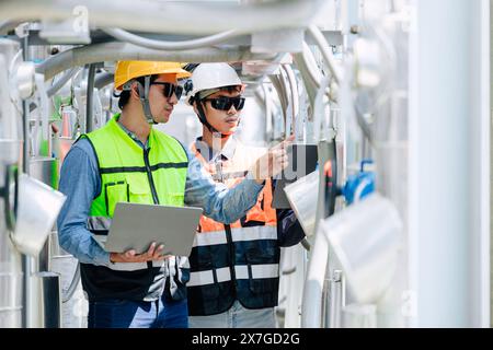 ingegnere che controlla il sistema di irrigazione del tubo del gas, il team di assistenza professionale del lavoratore che lavora con il sistema caldaia della pompa di controllo della valvola del tubo Foto Stock