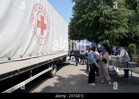 Non esclusivo: CHARKIV, UCRAINA - 19 MAGGIO 2024 - le persone evacuate dalla regione di Charkiv ricevono aiuto in un centro a Charkiv, Ucraina nord-orientale. Foto Stock