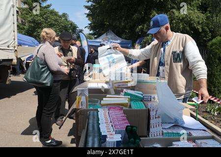 Non esclusivo: CHARKIV, UCRAINA - 19 MAGGIO 2024 - le persone evacuate dalla regione di Charkiv ricevono aiuto in un centro a Charkiv, Ucraina nord-orientale. Foto Stock