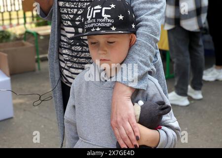 Non esclusivo: CHARKIV, UCRAINA - 19 MAGGIO 2024 - Un ragazzo rimane in un centro per le persone evacuate dalla regione di Charkiv, Charkiv, Ucraina nord-orientale. Foto Stock